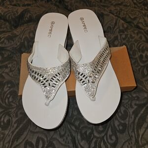 NIB Ampeo Women's White And Silver Sandals Wedges